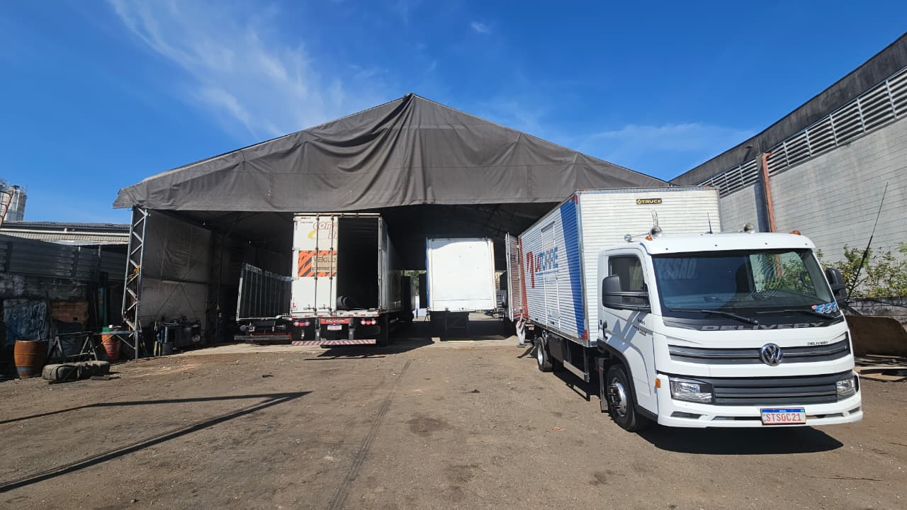 Estrutura da Oliver Truck: galpão e caminhão de implemento rodoviário